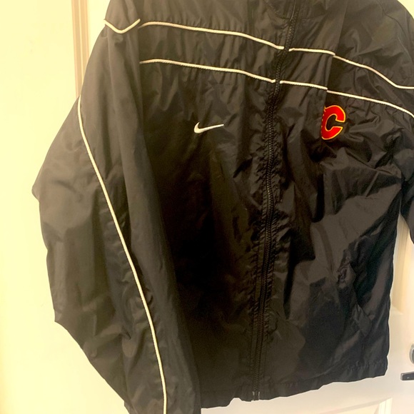 Calgary Flames Officially Licensed Nike Team Lightweight Jacket - Picture 4 of 11